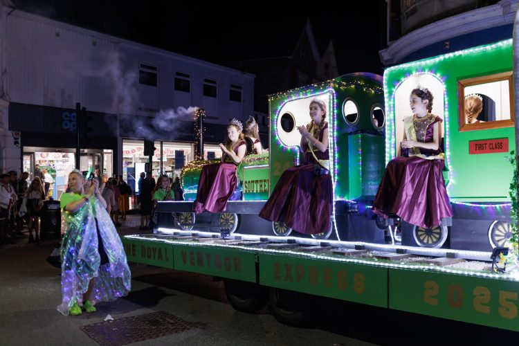 PHOTOS: VENTNOR ILLUMINATED CARNIVAL LIGHTS UP THE NIGHT IN SPECTACULAR STYLE