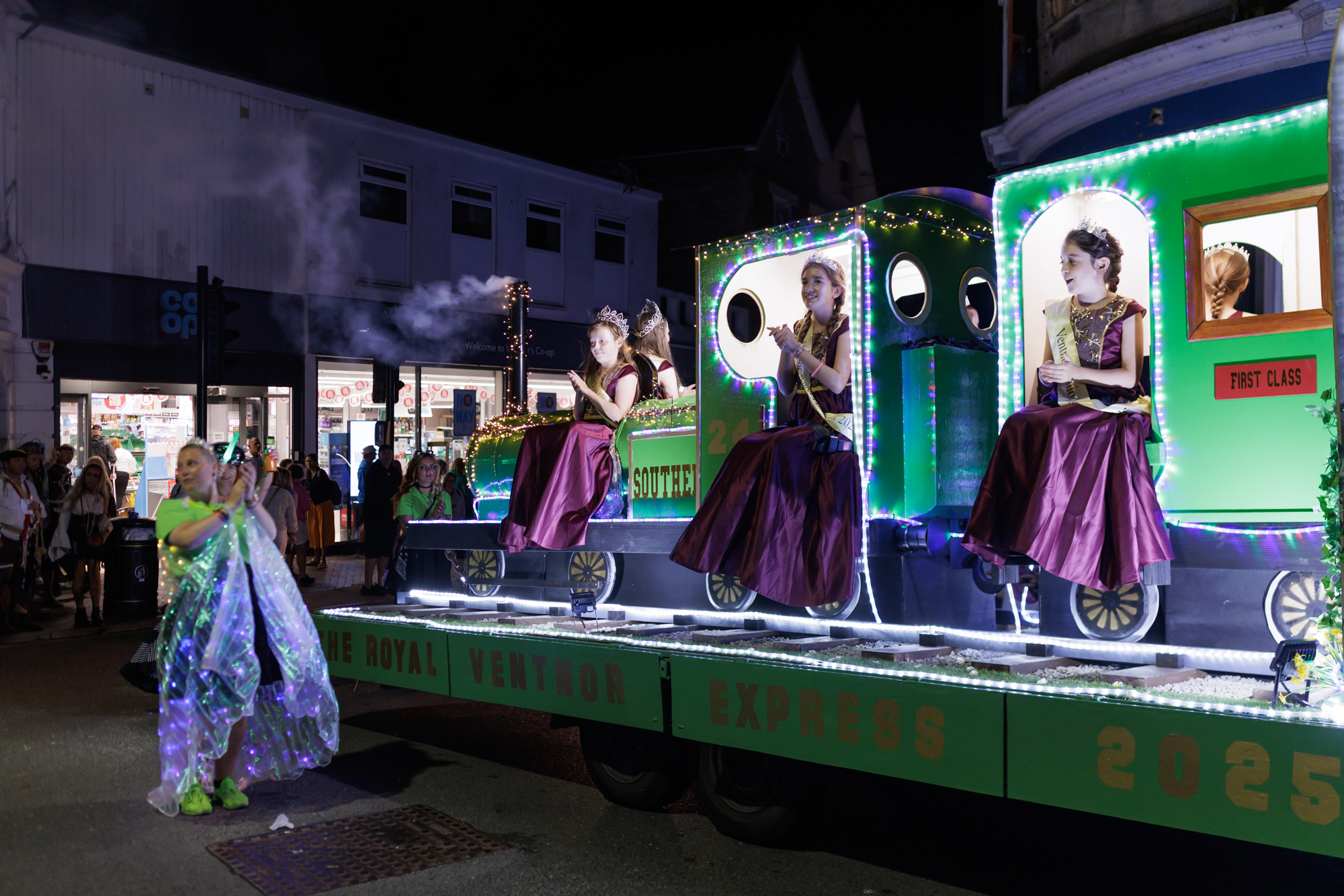 VENTNOR ILLUMINATED CARNIVAL LIGHTS UP THE NIGHT IN SPECTACULAR STYLE