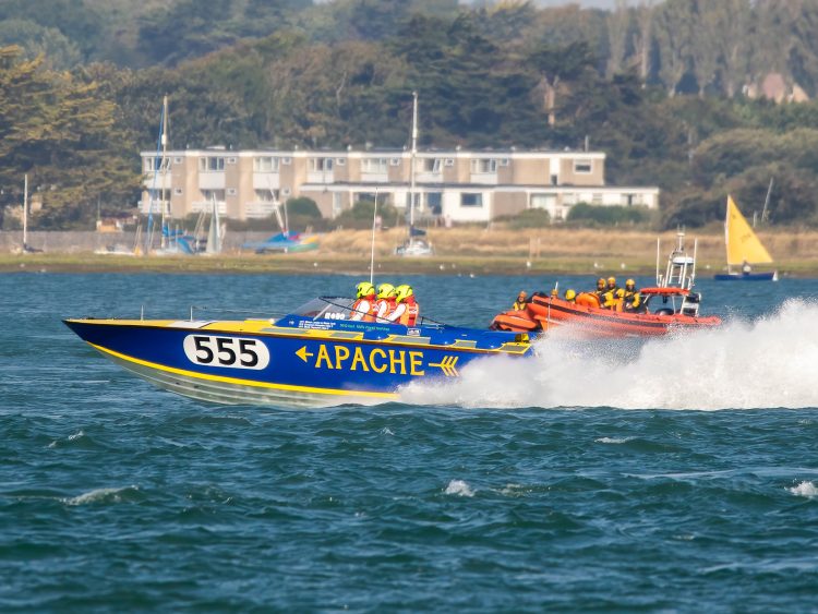 PHOTOS: SPECTATORS ENJOY FULL THROTTLE POWERBOAT RACING ROARING DOWN THE SOLENT