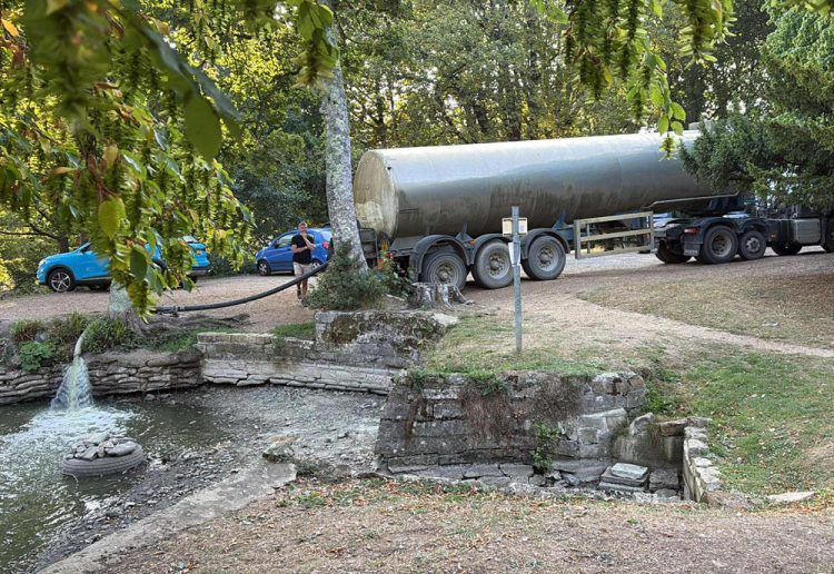 BIG MEAD WILDLIFE SAVED AS 120,000 LITRES OF WATER DELIVERED THANKS TO COMMUNITY EFFORT