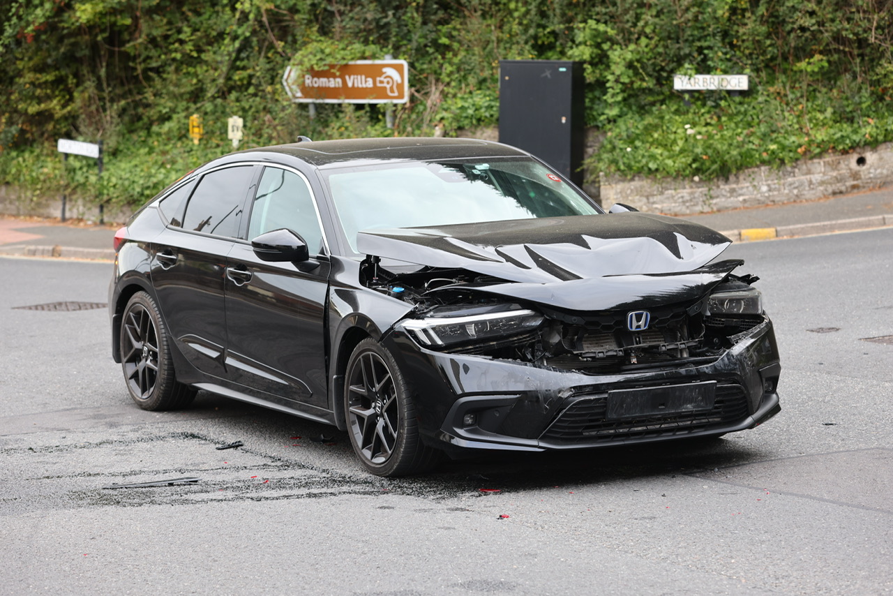 CROSSROADS CRASH CAUSES TRAFFIC CHAOS THROUGH BRADING