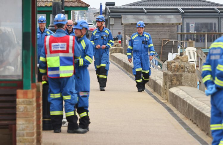 PUBLIC PULL 4 CHILDREN IN DIFFICULTY TO SAFETY AT SHANKLIN SEAFRONT