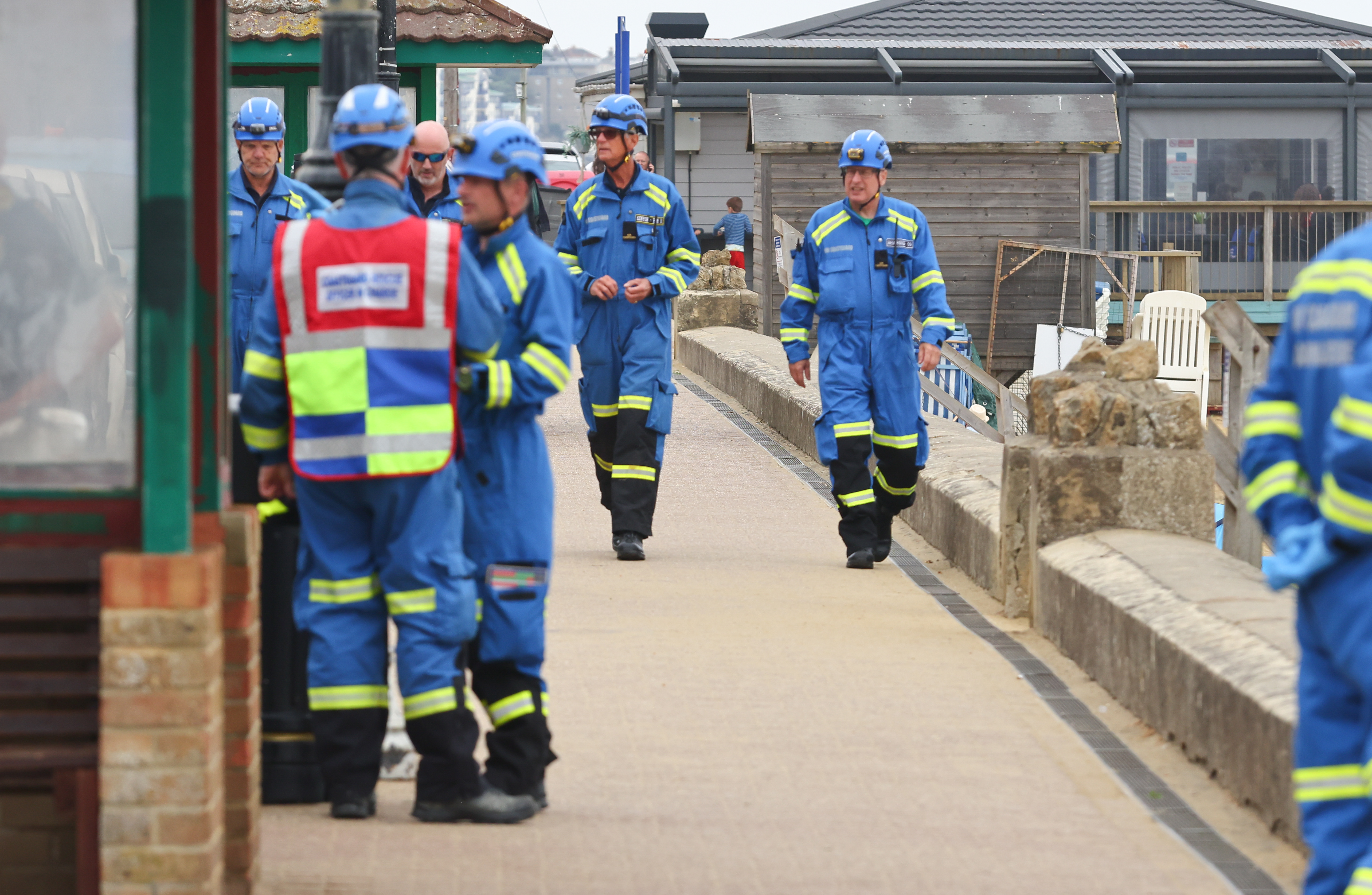 PUBLIC PULL 4 CHILDREN IN DIFFICULTY TO SAFETY AT SHANKLIN SEAFRONT