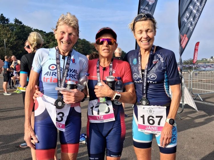 LIZ DUNLOP BATTLES BARRY ISLAND AND QUALIFIES FOR WORLD TRIATHLON CHAMPIONSHIPS