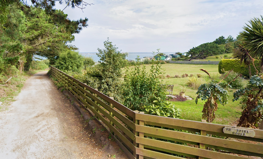 ROAD CLOSED AS CYCLIST KNOCKED OFF BIKE IN COWES