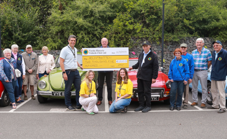 BARTON MANOR BASH WITH ALAN TITCHMARSH RAISES £16,000 FOR MOUNTBATTEN