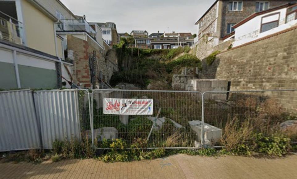 COUNCIL APPROVES REVISED RESIDENTIAL SCHEME ON LONG-DERELICT VENTNOR PLOT