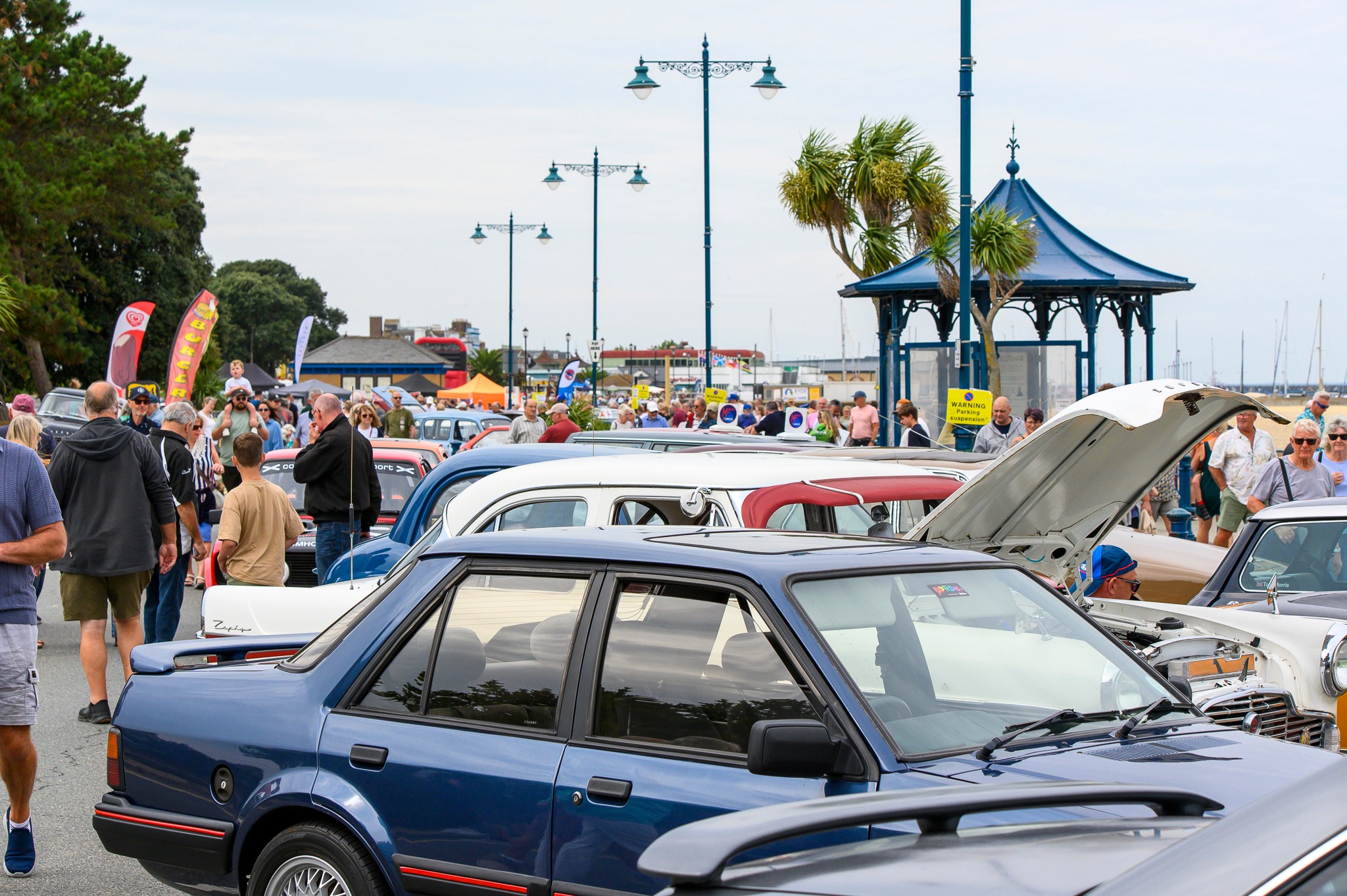 CLASSIC MOTOR SHOW WOWS CROWDS IN NEWPORT AND RYDE WITH HUNDREDS OF VINTAGE VEHICLES
