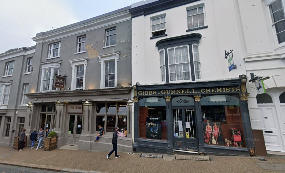 FUMO33 OUTDOOR SEATING PLAN BRANDED ‘SELFISH’ BY NEIGHBOURING PHARMACY