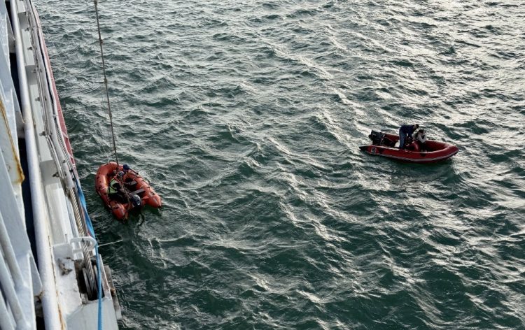 WIGHTLINK CREW LAUNCH RESCUE BOAT TO ASSIST VESSEL IN TROUBLE