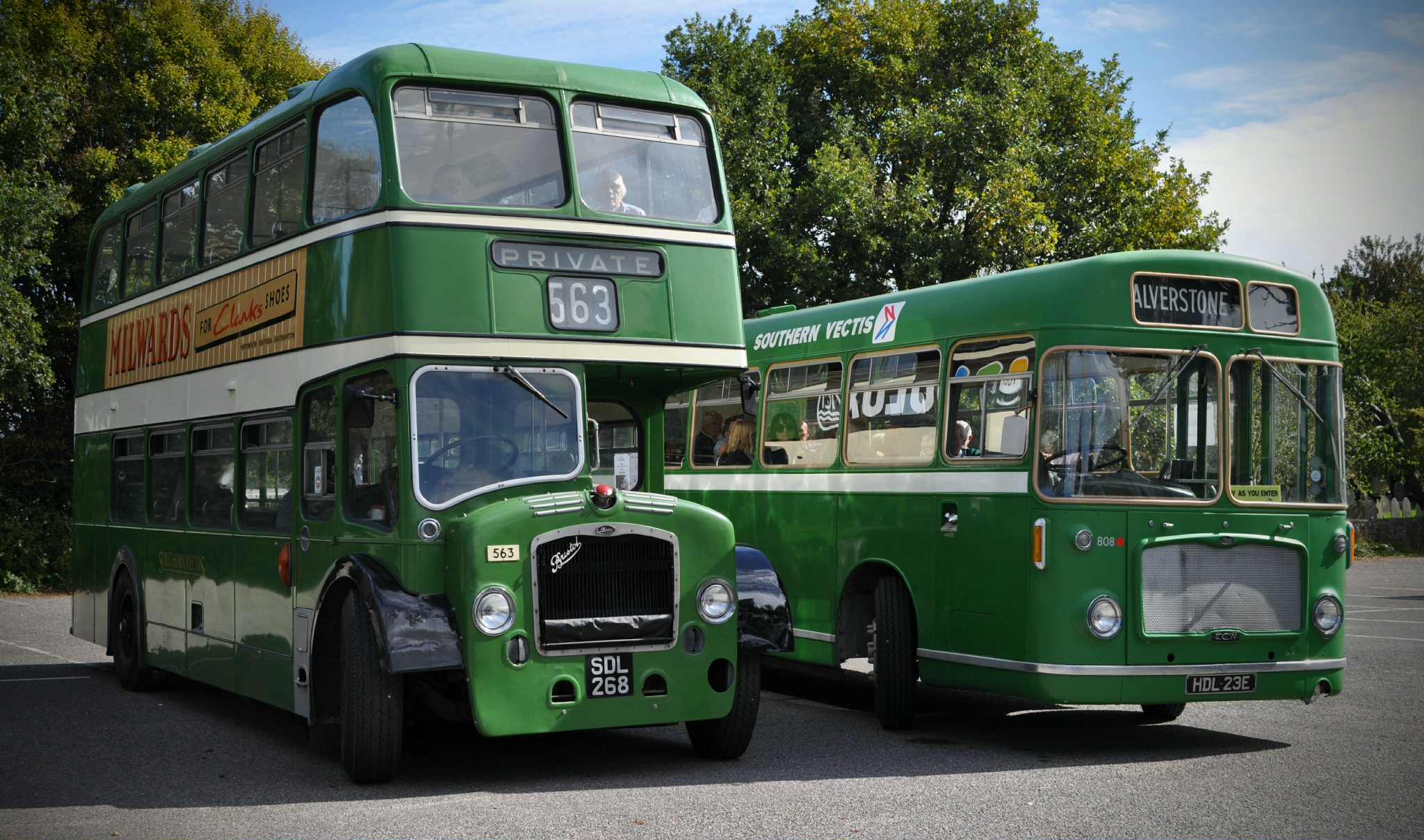 ON THE BUSES AGAIN! ISLAND CREWS REUNITE TO SHARE STORIES IN RYDE