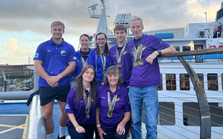 RYDE SWIMMING CLUB MASTERS MAKE SPLASH WITH MEDAL HAUL AT COUNTY CHAMPIONSHIPS