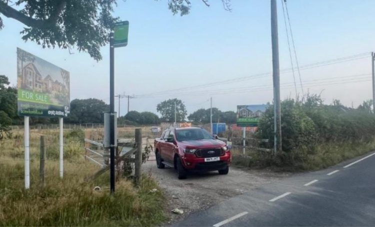 PLANS FOR 3 NEW HOMES NEAR NORTHWOOD APPROVED DESPITE SEWAGE POLLUTION FEARS