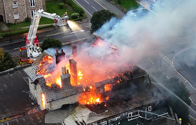 UPDATED: SMOKE BILLOWS AS DERELICT HOTEL BLAZE BREAKS OUT IN SANDOWN