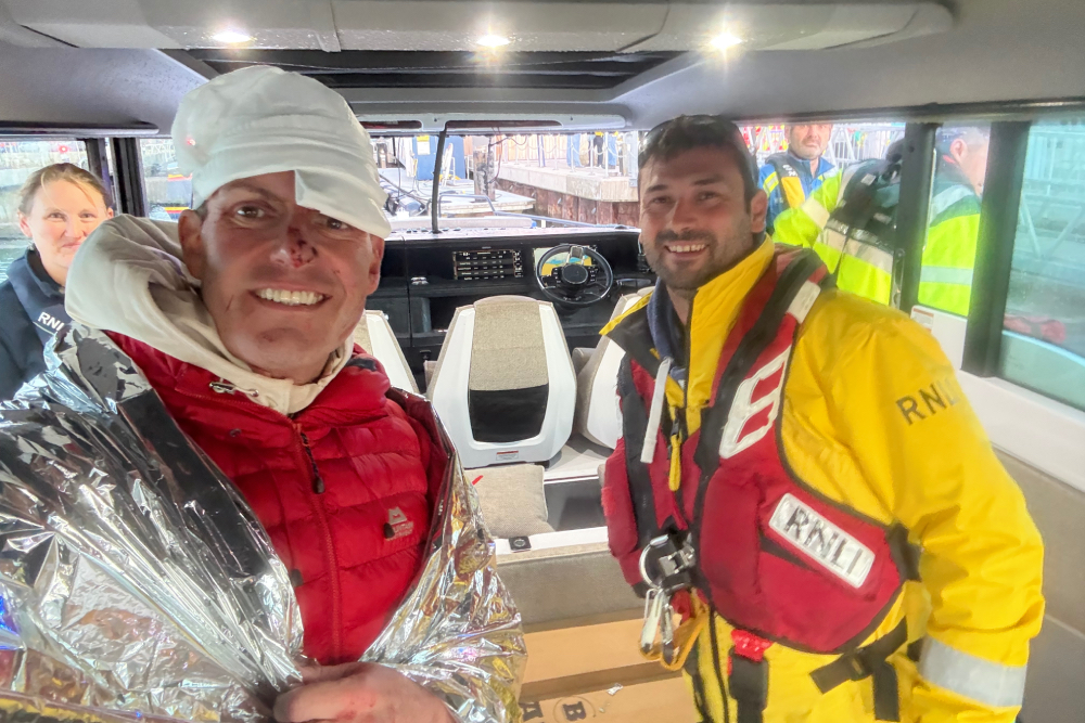 “THE BOAT’S BATTERED BUT I’M ALIVE” – SKIPPER PRAISES RESCUERS AFTER MAYDAY OFF THE NEEDLES