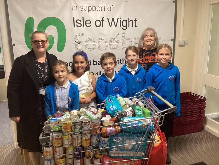 LANESEND PRIMARY SCHOOL DONATES HARVEST FOOD TO COWES FOODBANK