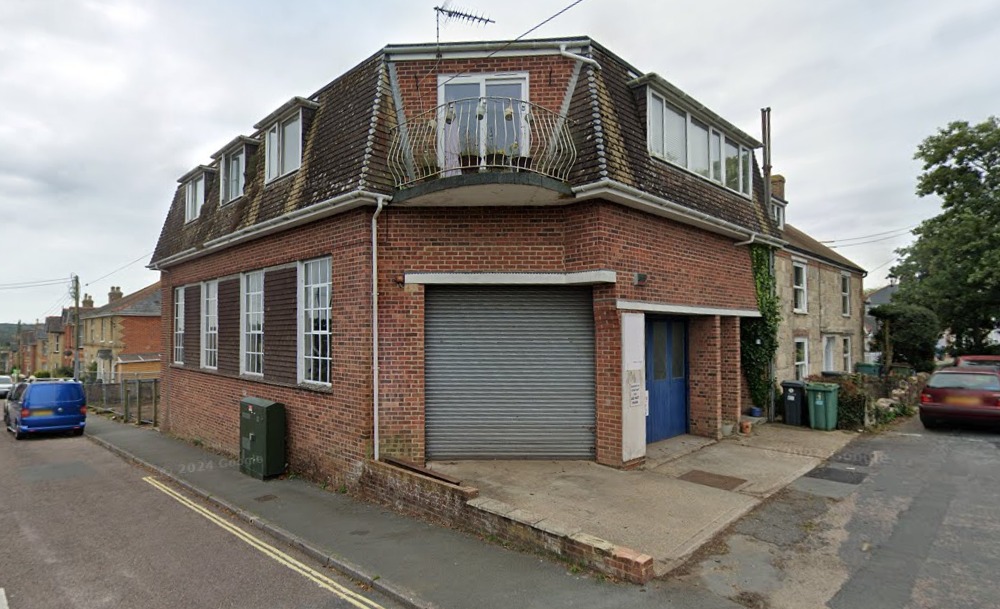 PARISH COUNCIL BACKS FLAT CONVERSION PLAN BUT RAISES PARKING CONCERNS IN ST HELENS