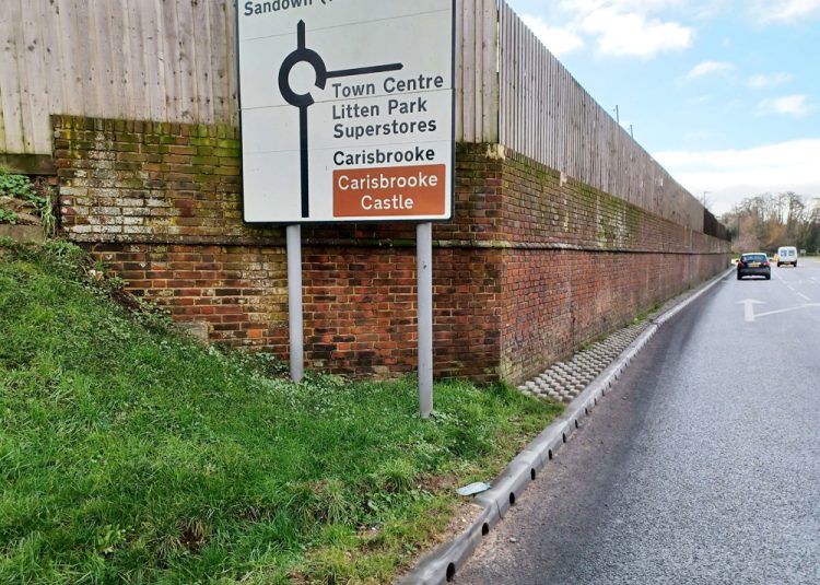 FENCE PANEL REPLACEMENT TO BRING TRAVEL DISRUPTION IN CENTRAL NEWPORT