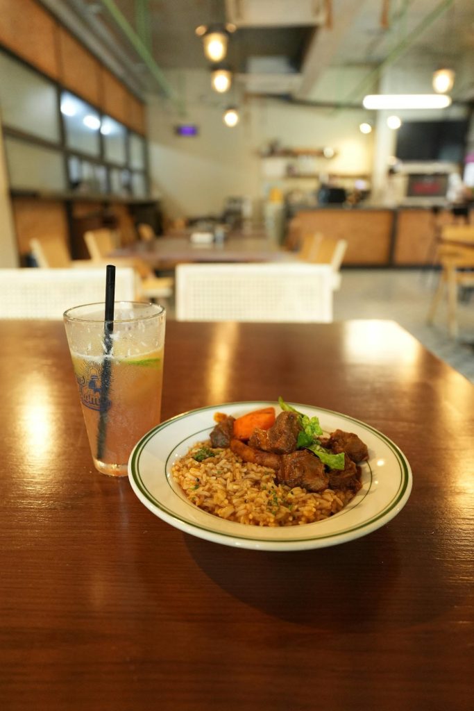 Exercising the right to meals and drinks after a cancelled flight.