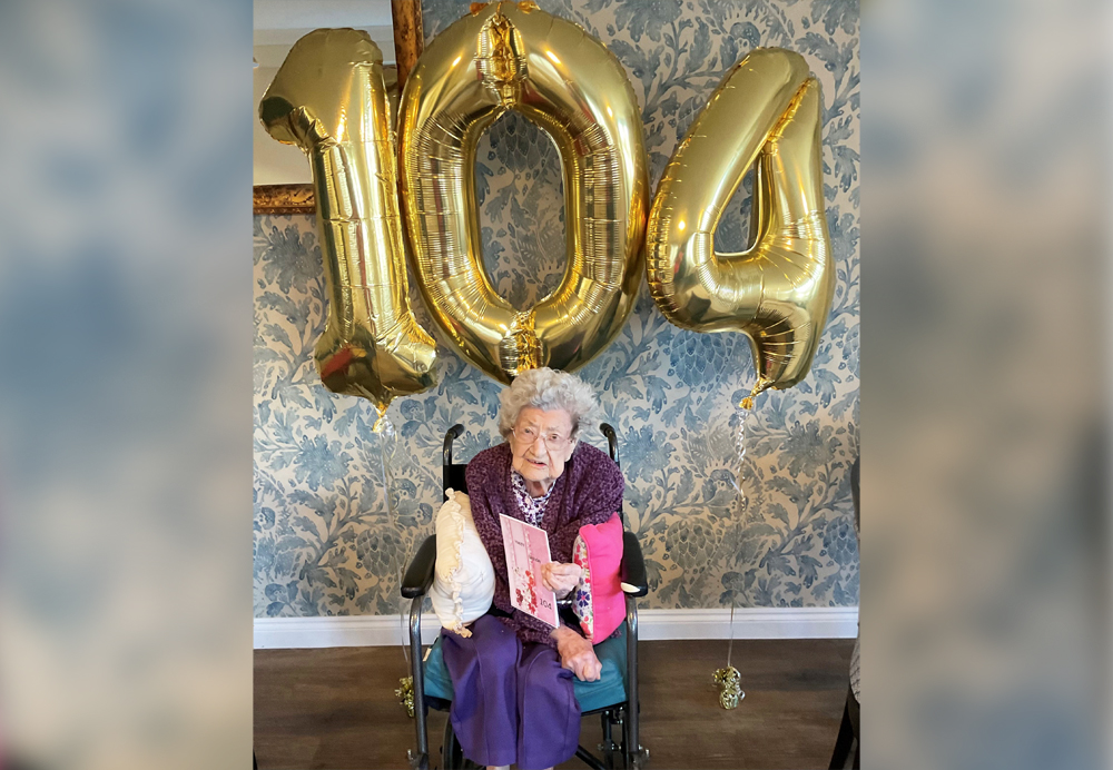 BEMBRIDGE’S BETTY CELEBRATES 104TH BIRTHDAY WITH SEASIDE LUNCH