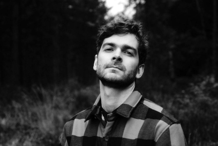 CHRIS CLEVERLEY RETURNS TO MEDINA BOOKSHOP WITH FESTIVE DREAM-FOLK PERFORMANCE