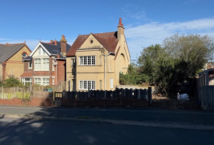 BIDDING WARS DRIVE UP PRICES AS 8 ISLE OF WIGHT LOTS SELL AT AUCTION