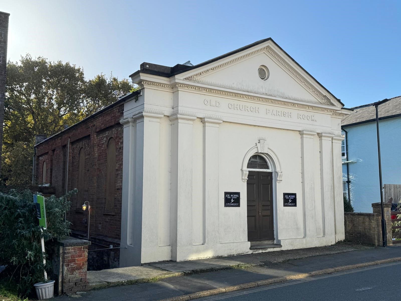 ISLE OF WIGHT PROPERTIES UNWRAPPED FOR CLIVE EMSON’S CHRISTMAS AUCTION