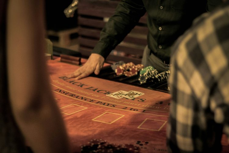 THE PSYCHOLOGY BEHIND WHY PLAYERS LOVE BLACKJACK MORE THAN ROULETTE
