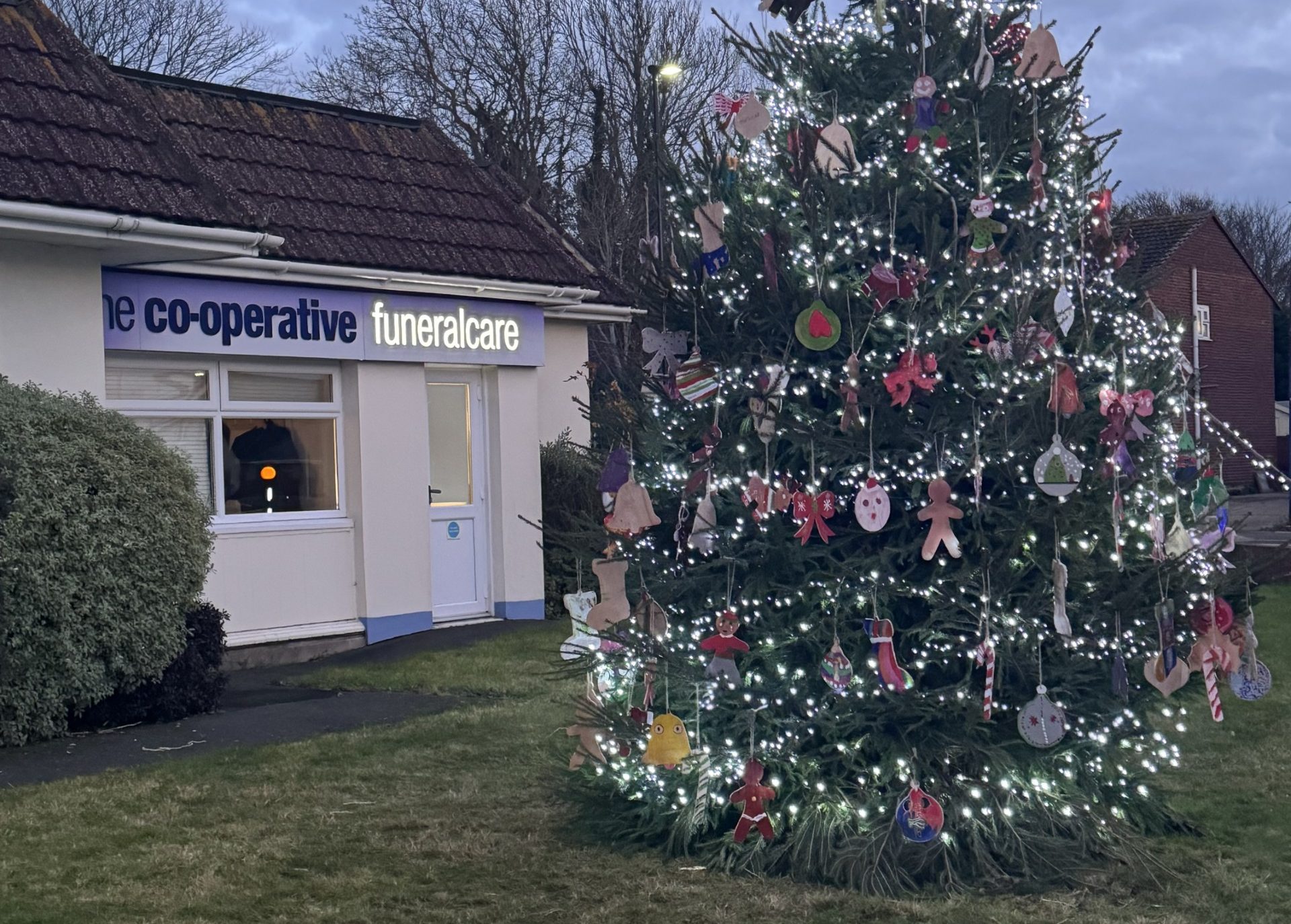 CHRISTMAS MEMORIAL SERVICE TO RAISE FUNDS FOR ISLE OF WIGHT FOOD BANK