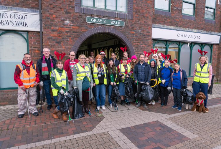 LOCAL BUSINESSES TEAM UP FOR FESTIVE RUBBISH NETWORKING CLEAN-UP IN NEWPORT