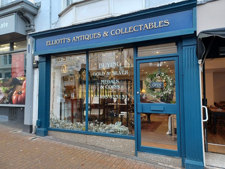 ELLIOTT’S ANTIQUES IN RYDE RECEIVES PRAISE FOR SMART NEW SHOPFRONT