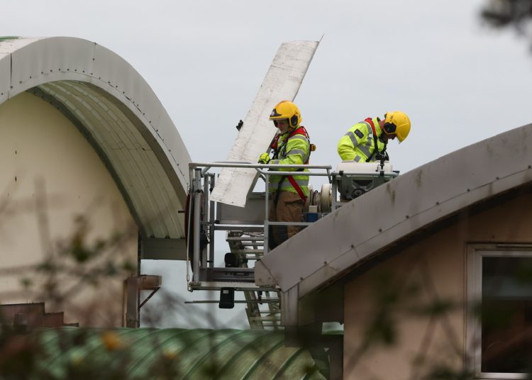 UPDATED: ESPLANADE CORDON AS METAL HANGS DANGEROUSLY FROM TALLEST BUILDING