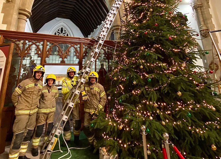 STAR PLACED ATOP MINSTER TREE THANKS TO NEWPORT FIRE STATION