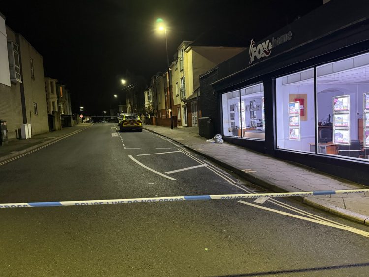 CORDONS IN PLACE AMID TOWN CENTRE INCIDENT IN RYDE