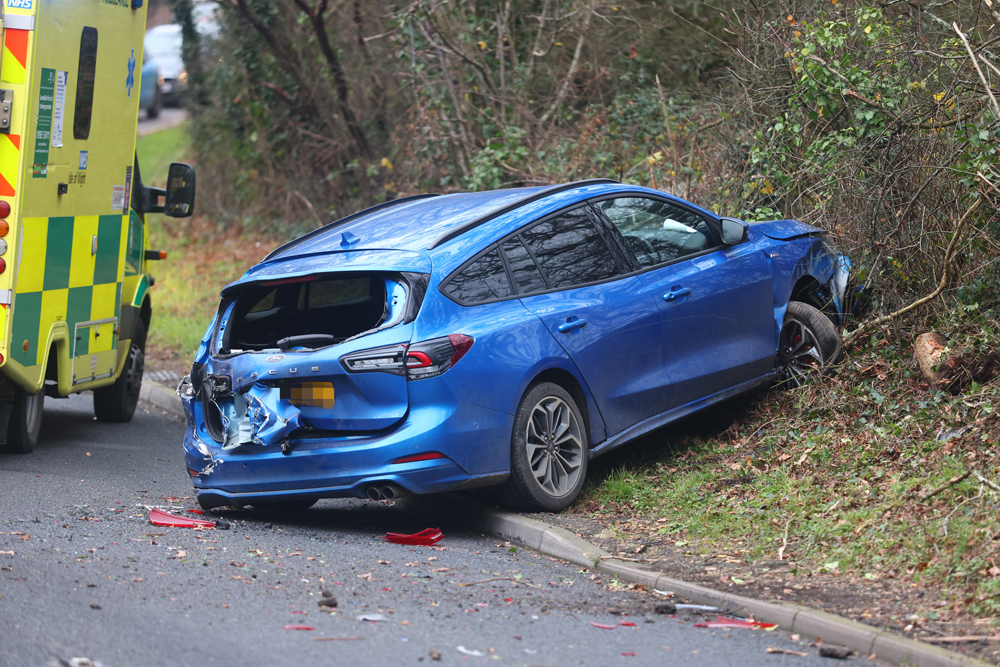 2-CAR SMASH ON MAIN ROAD TO EAST COWES CAUSES TRAFFIC TAILBACKS