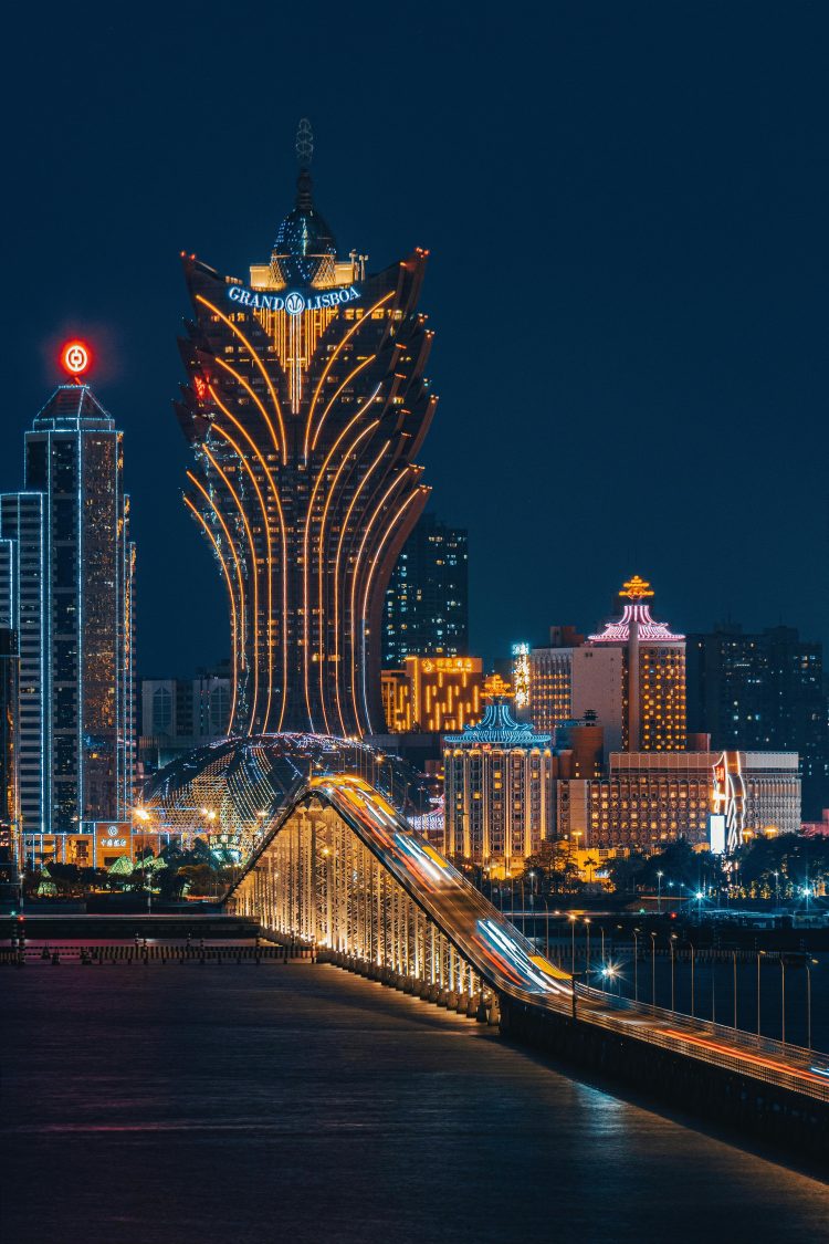 HONG KONG GAMBLERS VS. MACAU CASINOS: WHO’S WINNING THE MARKET BATTLE?