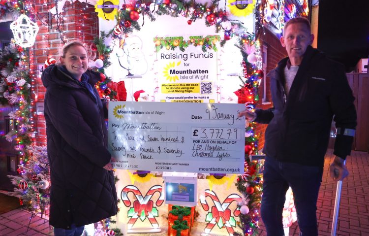 ASH LANE’S MAGICAL CHRISTMAS LIGHTS DISPLAY RAISES £3700 FOR MOUNTBATTEN ISLE OF WIGHT
