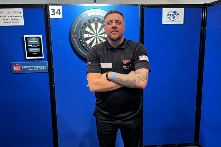 TERRIFIC TWO TITLES FOR ISLE OF WIGHT DARTS PLAYER JOE HUNT IN MILTON KEYNES