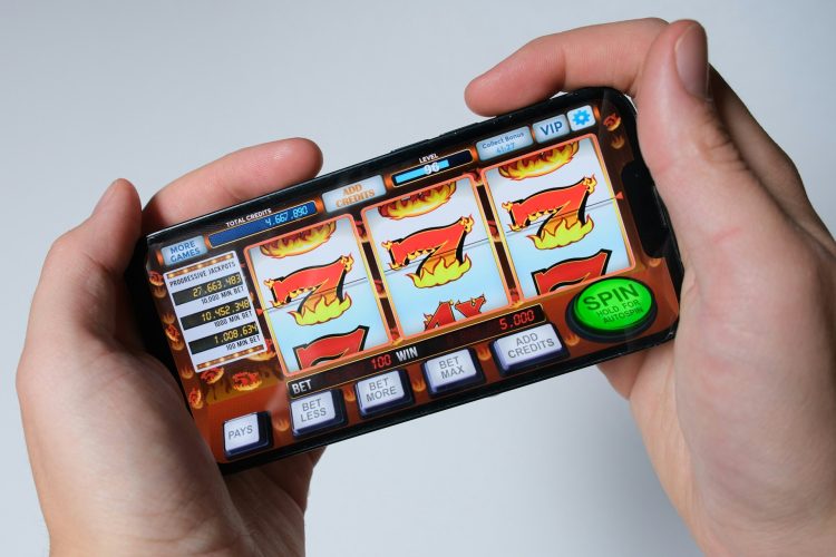 CASINO GAMES VS MOBILE GAMES: WHAT ISLAND PLAYERS ARE ENJOYING IN 2026