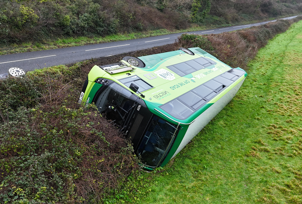 MAJOR RESPONSE AS DOUBLE DECKER WITH 4 PEOPLE ONBOARD OVERTURNS