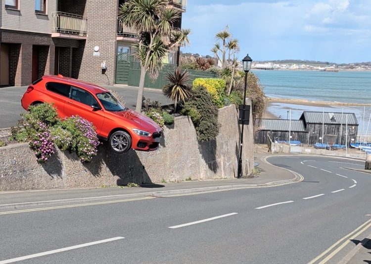 BREAKING: CAR ON THE VERGE OF TIPPING SEES ROAD CLOSURE TO SHANKLIN SEAFRONT