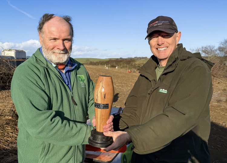MAINLAND LAYERS DOMINATE LEADERBOARD AT THE ISLE OF WIGHT HEDGELAYING COMPETITION