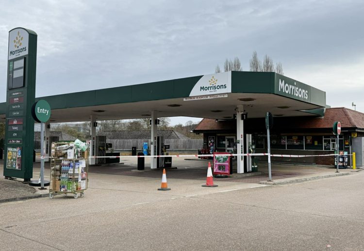 POLICE CORDON OFF PETROL STATION FOLLOWING EVENING ROBBERY AND ASSAULT