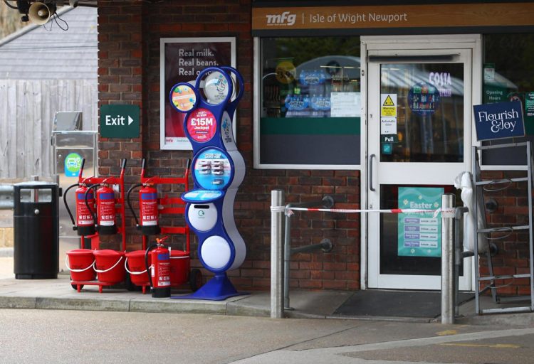 POLICE CORDON OFF PETROL STATION FOLLOWING EVENING ROBBERY AND ASSAULT