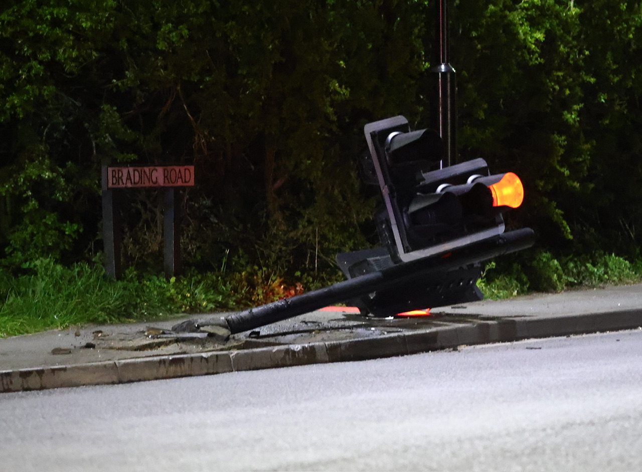 TRAFFIC LIGHT FLATTENED IN HEAD-ON COLLISION AT BUSY RYDE JUNCTION