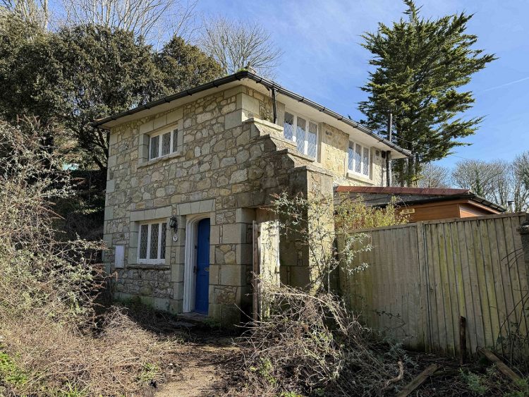 STRONG DEMAND SEES ISLE OF WIGHT PROPERTIES SMASH GUIDE PRICES AT AUCTION
