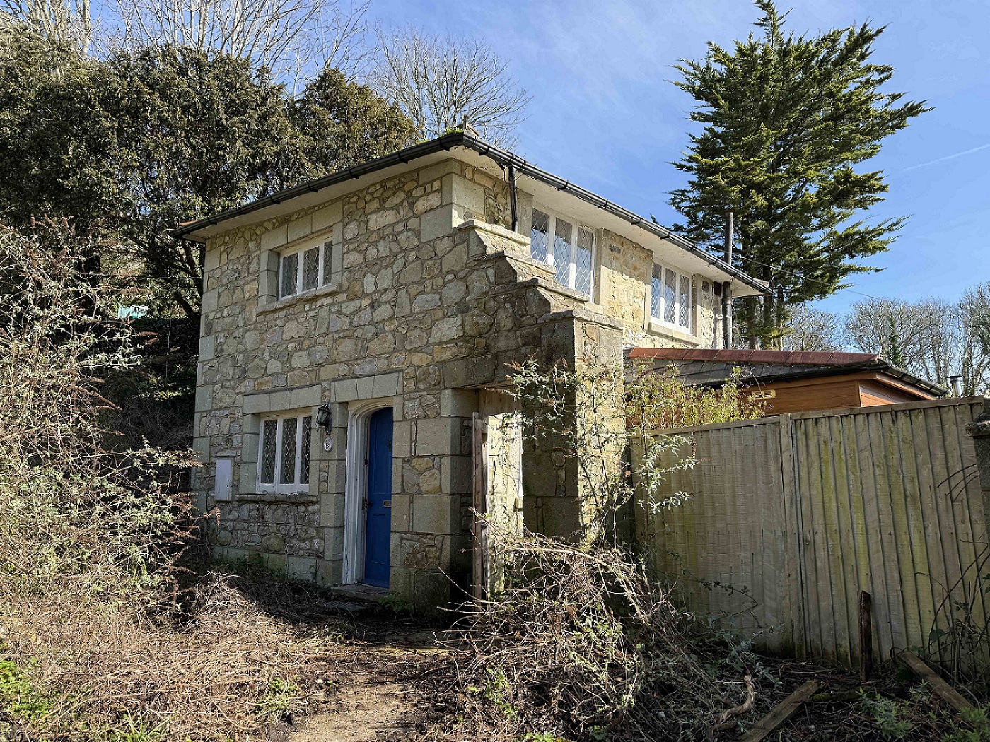 STRONG DEMAND SEES ISLE OF WIGHT PROPERTIES SMASH GUIDE PRICES AT AUCTION
