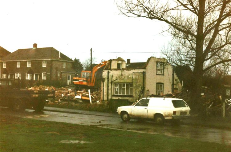 ISLE OF WIGHT PUBS: CHALE – WHERE BREWERS AND WRECKERS SUPPED ON THE BACK OF THE WIGHT
