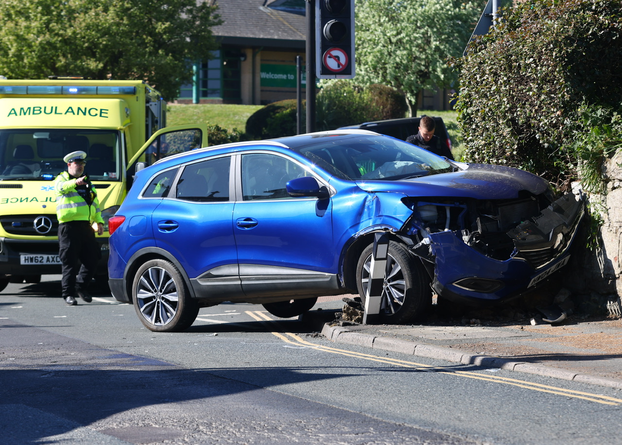 TAILBACKS AS CAR SMASHES INTO WALL AT BUSY SANDOWN JUNCTION