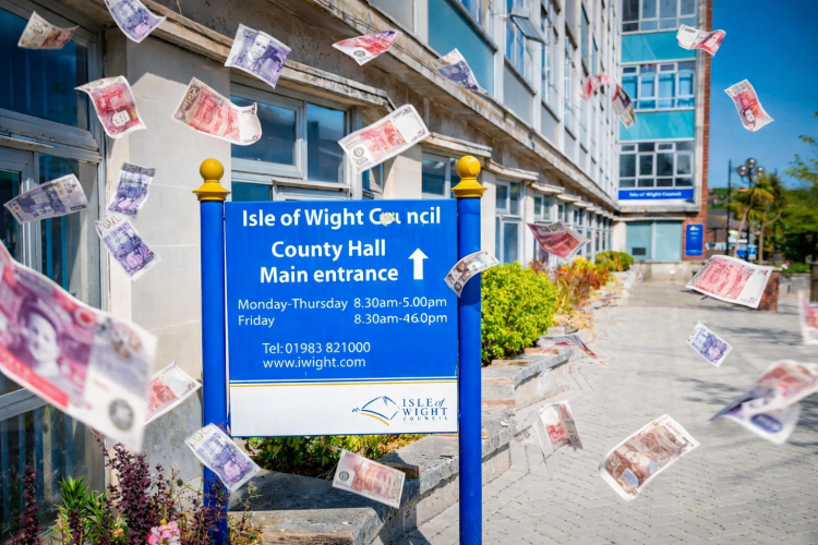 DOZEN TOP ISLE OF WIGHT COUNCIL JOBS HAVE SALARIES OVER £100,000